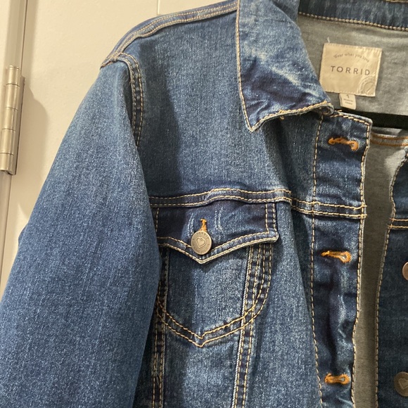 Dark denim lightly distressed Jean jacket TORRID size 1 (plus) - Picture 6 of 17